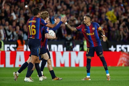 Un momento de ilusión para Barcelona: Raphinha recibe los saludos tras el 1-1 parcial con Real Madrid