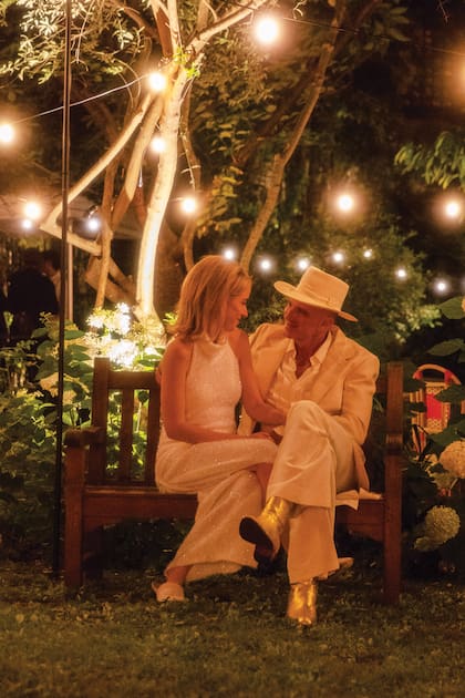 Un momento de intimidad en medio de su fiesta. Para sus atuendos, la pareja eligió el blanco. Y, a su clásico sombrero de ala, Alan sumó unas botas doradas.