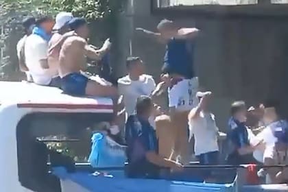 Un momento de locura: uno de los hinchas cae en medio de los jugadores