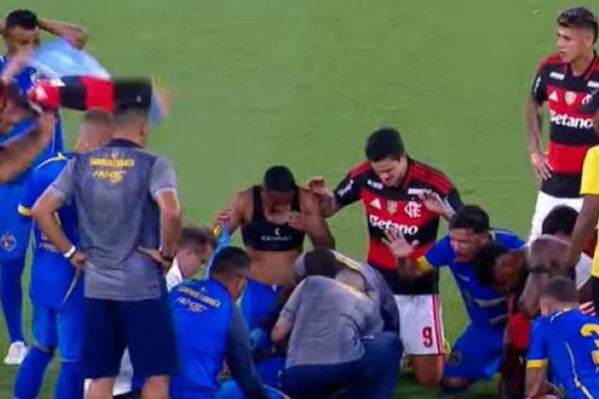 Un momento de máxima tensión: los jugadores de Flamengo y Sampaio Correa velan por la salud de Alexandre, mientras es atendido