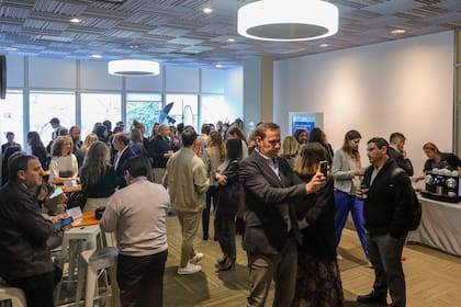 Un momento de reunión entre expositores, sponsors y equipos de LA NACIÓN previo a la presentación.