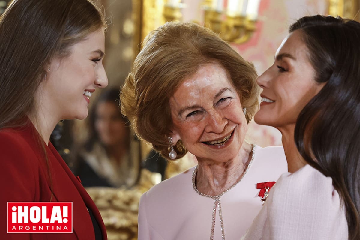 Un momento de sonrisas y complicidad entre la princesa Leonor y las reinas Sofía y Letizia. Fue en el Palacio Real de Madrid, tras el reconocimiento que el Rey hizo a su madre y a otras figuras de la historia reciente de España