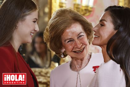 Un momento de sonrisas y complicidad entre la princesa Leonor y las reinas Sofía y Letizia. Fue en el Palacio Real de Madrid, tras el reconocimiento que el Rey hizo a su madre y a otras figuras de la historia reciente de España