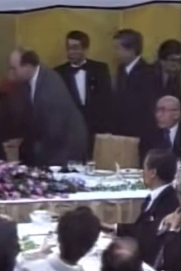 Un momento de sosobra que vivió el presidente George H. W. Bush en Japón fue aprovechado por un anónimos para sembrar una fake news