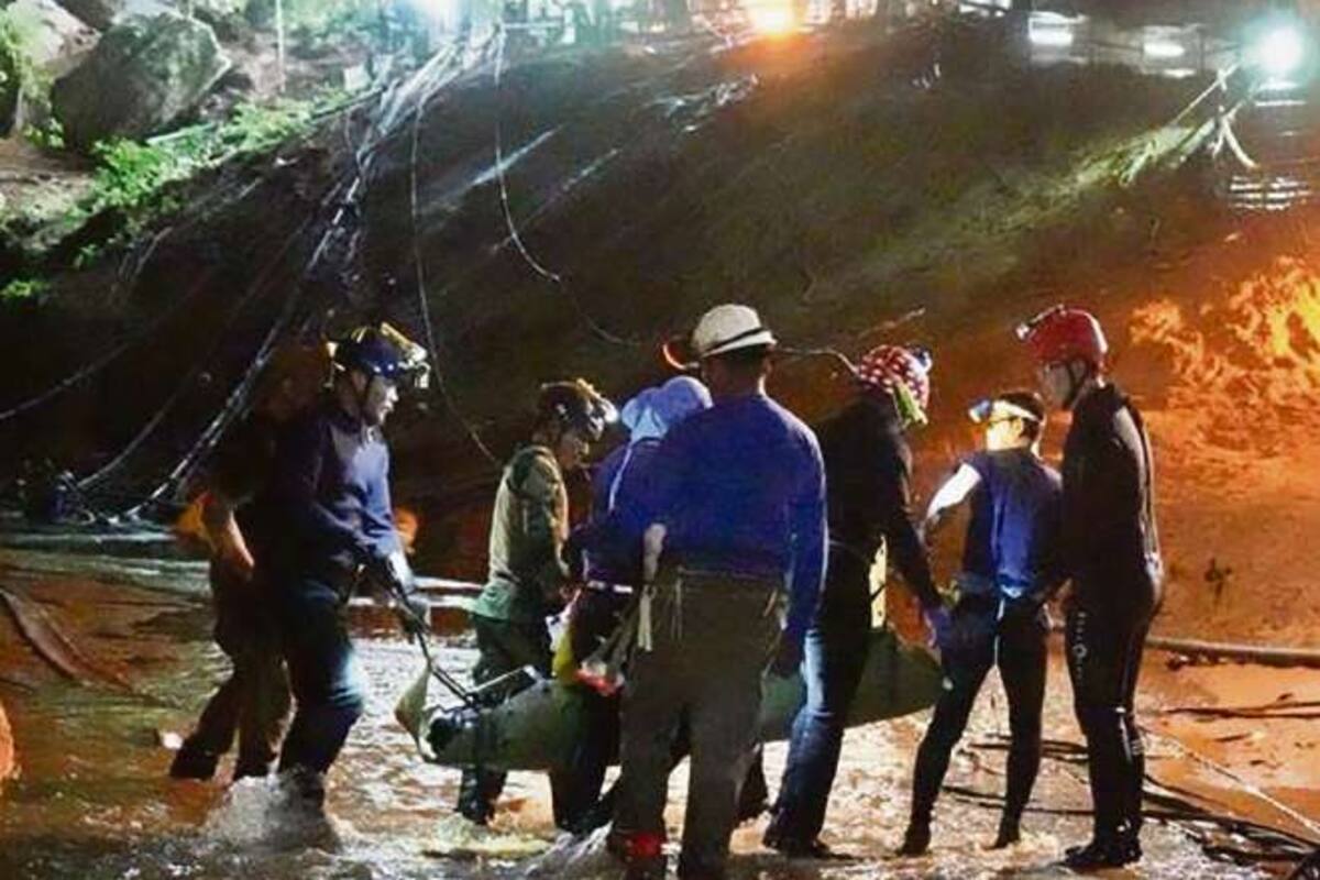 Un momento del rescate de uno de los chicos tailandeses en la cueva