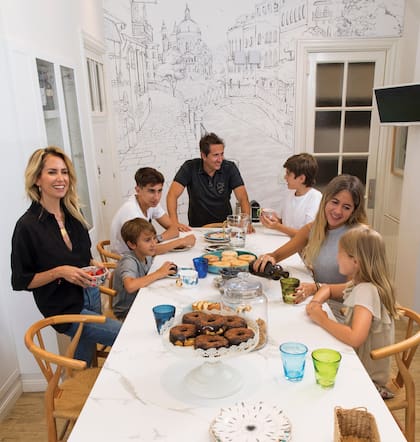 Un momento divertido, a la hora del té, con donuts, frutas frescas y budín sin gluten. “Hay una alacena saludable y otra tradicional. Intento que incorporen algunas cosas, que sea motivo de conversación", cuenta Lala.