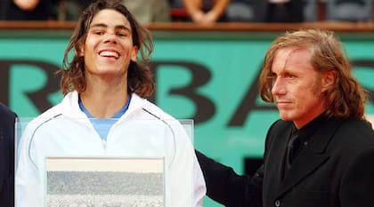Un momento emotivo en París: Nadal, feliz por el récord de triunfos seguidos en canchas lentas, recibe la distinción de manos de Guillermo Vilas, poseedor de la anterior marca. El zurdo totalizaría 81 éxitos en fila, hasta que Federer lo venció en Hamburgo 2007
