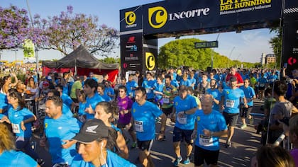 Un momento especial en la fiesta de los 8K LN Corre: la marea celeste que se lanza a recorrer el Vial Costero, en Vicente López