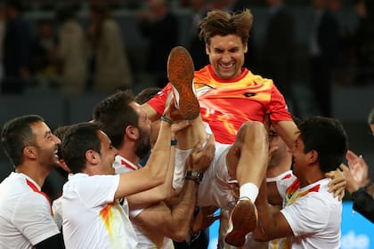 Un momento especial: Ferrer es alzado por sus amigos en la despedida en el Masters 1000 de Madrid