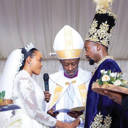 Un momento especial. William y Jovia. frente al arzobispo Stephen Kaziimba Mugalu, minutos antes de convertirse formalmente en marido y mujer.