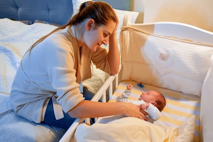 Un momento íntimo entre madre e hijo que refleja cómo el cuidado, la conexión emocional y la entrega son esenciales en los primeros días de vida