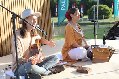 Un momento para relajarse con Gea y Sabina en la Isla Sound Healing