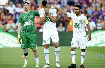 Un momento pleno de emoción: Follmann, Neto, y Alan Ruschel son homenajeados en el Camp Nou