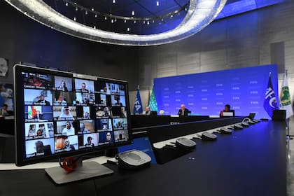 Un monitor de video muestra a los delegados durante una reunión virtual del Consejo de la FIFA en la sede de la FIFA en Zurich, Suiza, el 25 de junio de 2020. - La reunión virtual, celebrada a puerta cerrada debido a la pandemia de Covid-19, incluye el proceso de licitación y votación para Anfitrión