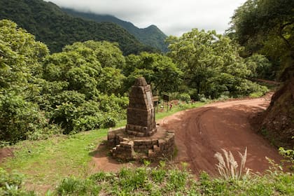 Un monolito anticipa la entrada al sendero Bosque de Cielo.