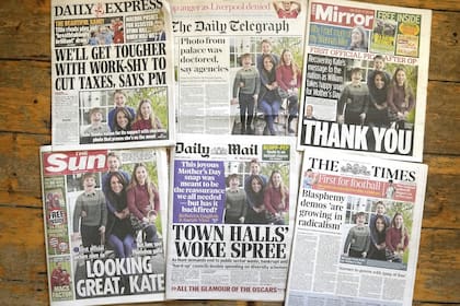 Un montaje de periódicos británicos que comienza con la imagen de Kate, princesa de Gales y sus hijos, presentado en Londres el lunes 11 de marzo de 2024.