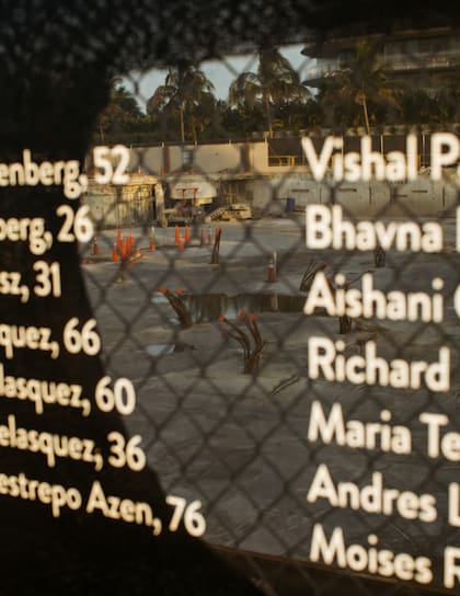 Un monumento a las 98 personas que murieron en el derrumbe del condominio Champlain Towers South, cerca de donde una vez estuvo el edificio en Surfside
