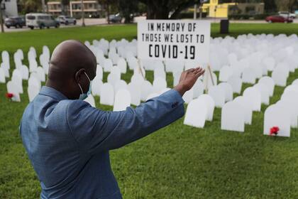 Un monumento a los muertos por Covid-19 en Griffing Park el 28 de octubre de 2020 en North Miami, Florida