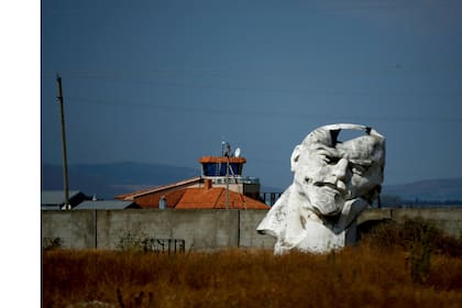 Un monumento dañado al fundador del estado soviético Vladimir Lenin yace en un patio privado abandonado a las afueras de Tbilisi, Georgia