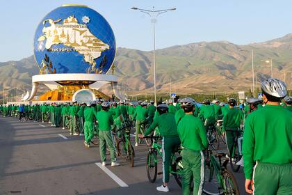 Un monumento de 30 metros en honor al ciclismo, que se ha convertido en un componente importante de la propaganda estatal que promueve un estilo de vida saludable en Ashjabat, la capital de Turkmenistán