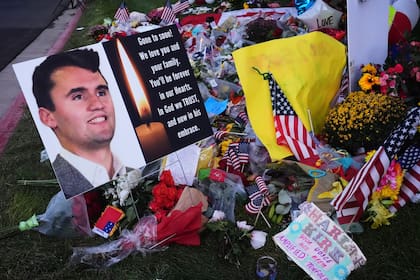 Un monumento en honor del fundador de Turning Point USA Charlie Kirk en la Universidad del Valle de Utah, el sábado 13 de septiembre de 2025, en Orem, Utah