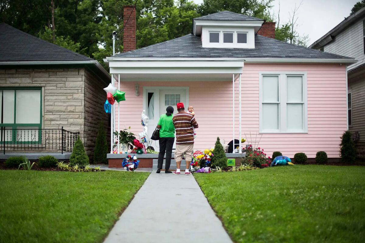 Un monumento en la casa donde creció Muhammad Ali en Louisville, Kentucky, poco después de su muerte en junio de 2016. La casa saldrá a la venta junto con otras dos