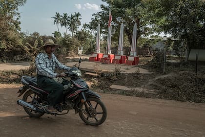 Un monumento en memoria de los soldados rebeldes caídos en Anyar