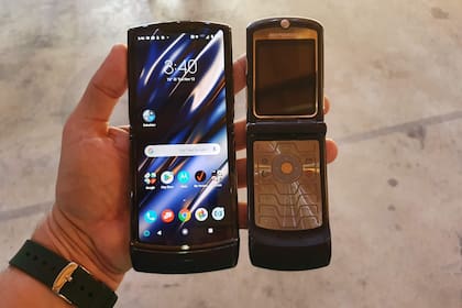 Un Moto Razr de 2019 junto a un modelo original de 2004