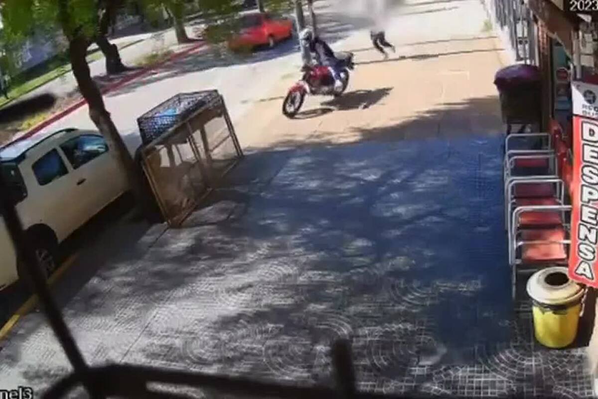 Un motochorro intentó robarle el celular, chocó contra un tacho y la víctima se le tiró encima
