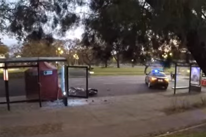 Un motociclista chocó contra una parada de colectivo en Recoleta y murió