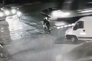 Un motociclista cruzó con la barrera baja y lo atropelló el tren en Quilmes