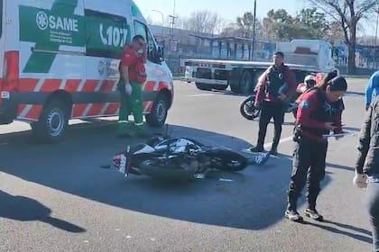 Un motociclista falleció luego de chocar con un auto