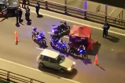 Un motociclista muerto en la autopista 9 de julio sur, altura Barracas: investigan un intento de robo.