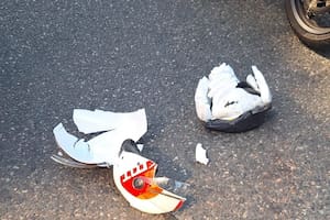Un motociclista quería pasar entre dos camiones, se resbaló y murió