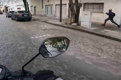 Un motoquero que volvía a su casa tras un día de trabajo en su moto, devolvió un celular robado y su video fue viral
