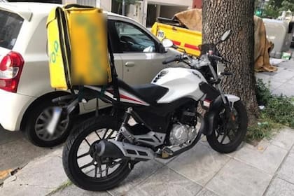 Un motoquero venezolano, detenido por hacer delivery de drogas en Recoleta
