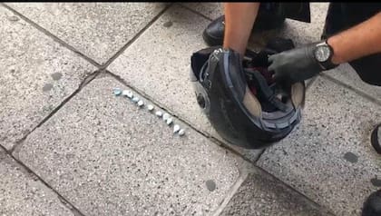 Un motoquero venezolano, detenido por hacer delivery de drogas en Recoleta