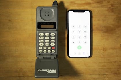 Un Motorola PT500 junto a un iPhone XS