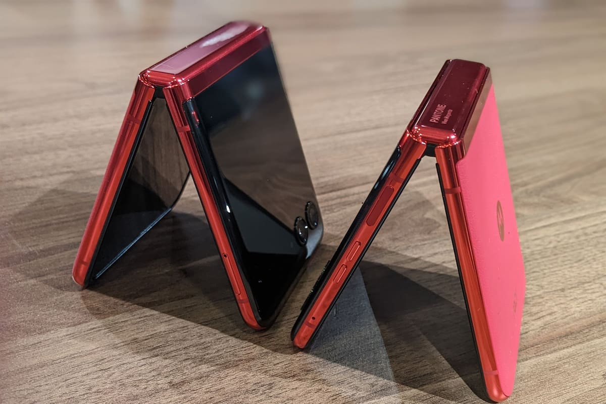 Un Motorola Razr 40 Ultra en color Viva Magenta