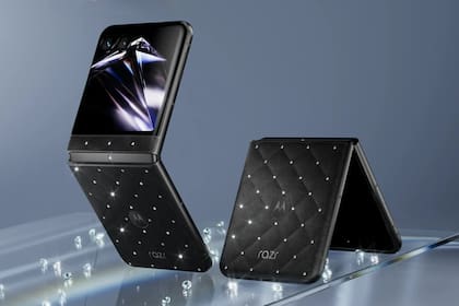 Un Motorola Razr 70 con 35 cristales Swarovski incrustados
