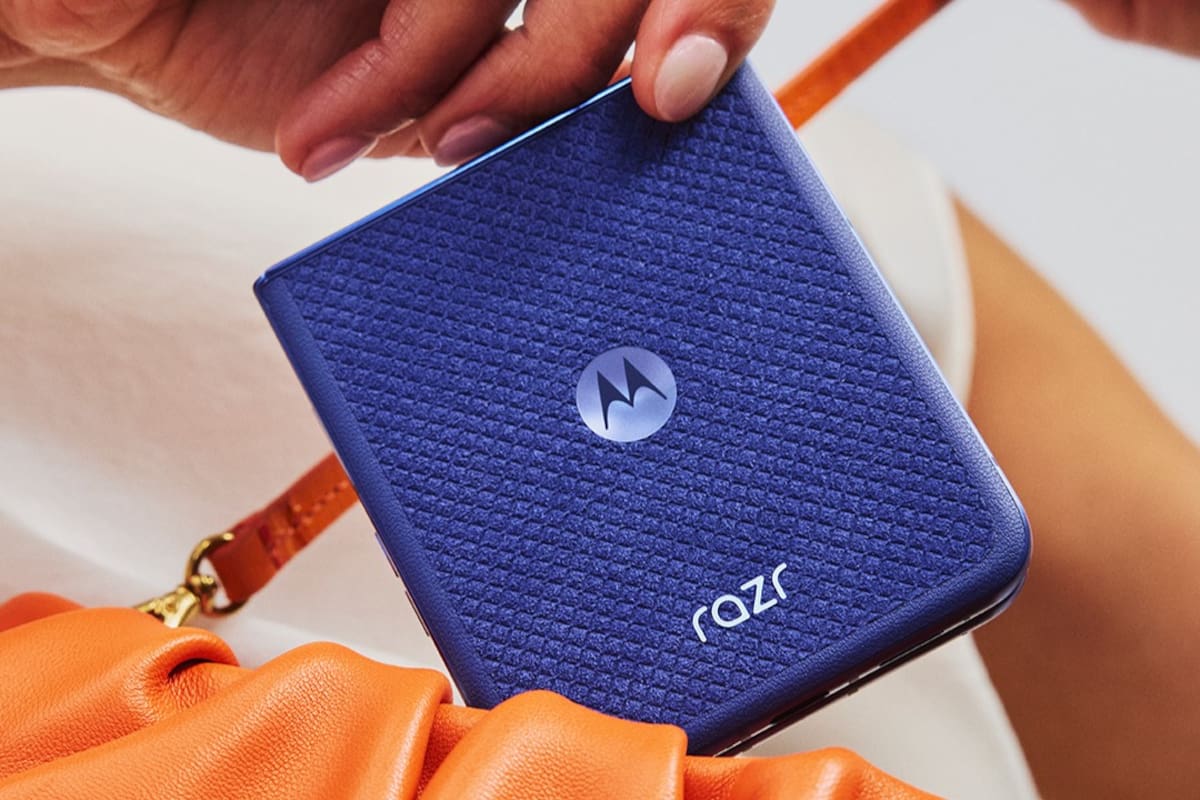Un Motorola Razr 70 Ultra con la terminación de tela alcantara azul