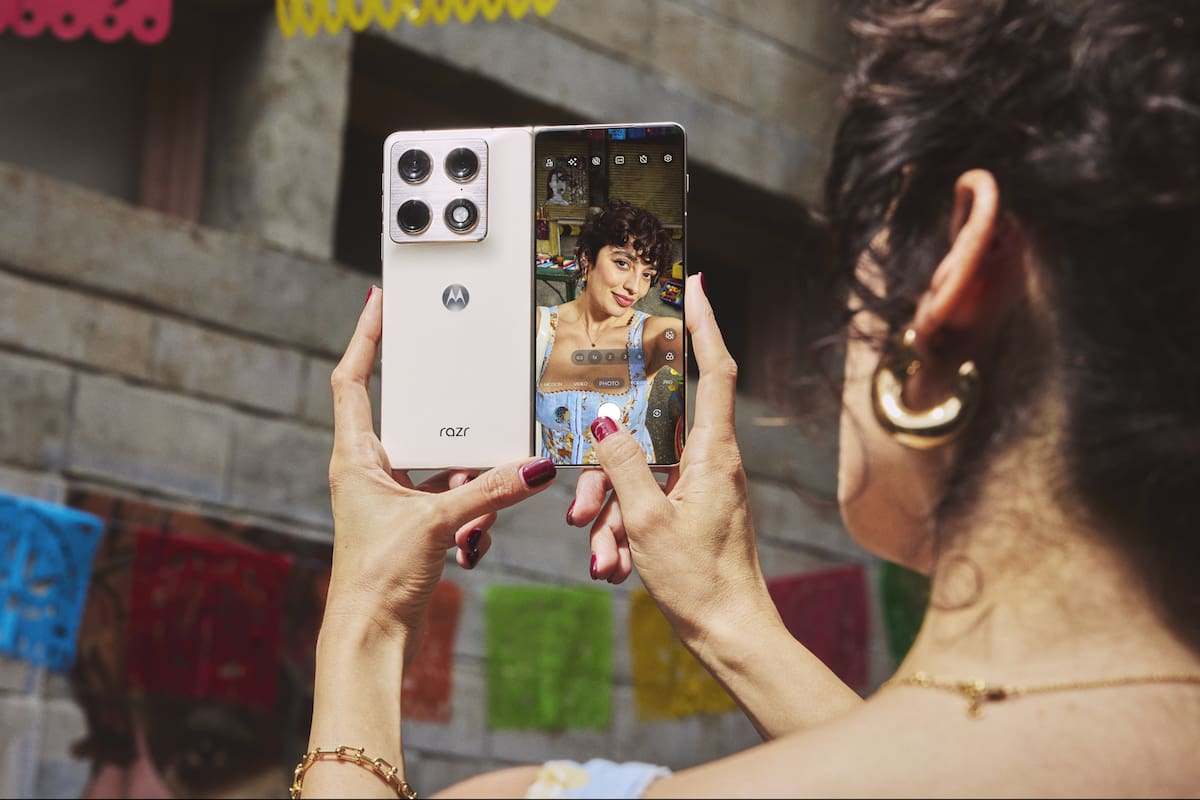 Un Motorola Razr Fold; la compañía prepara un nuevo modelo con una pantalla más ancha y el tamaño aproximado de un pasaporte cuando está cerrado