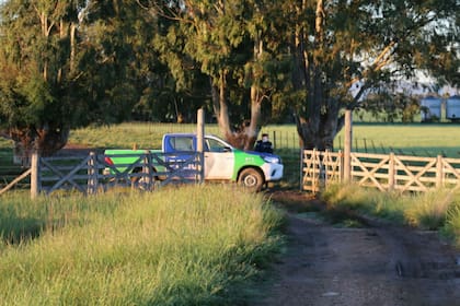 Un móvil de la policía bonaerense en el campo donde fue fue el hecho