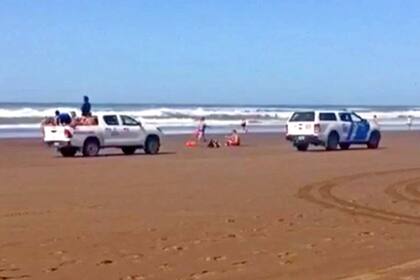 Un móvil de Prefectura patrulla la playa en busca del nadador