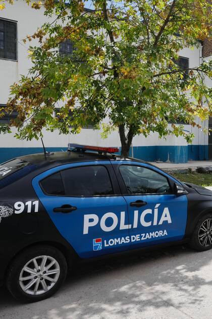 Un movil municipal custodia la salida de los chicos en la escuela número 92 de Santa Catalina, Lomas de Zamora