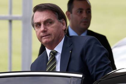 Un movimiento del ala militar del gobierno y de aliados en el Congreso bloqueó el despido del popular ministro de Salud y debilitó la autoridad del presidente; el fantasma del impeachment