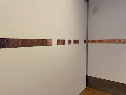 Un movimiento no es una distancia (2022), frizo de placas de cobre realizado por Sol Quirincich, representada por la galería santafesina eSTUDIOG
