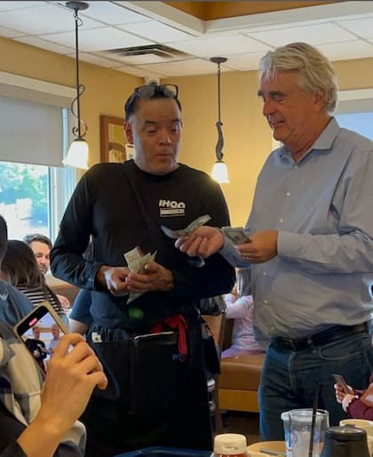 Un mozo de la cadena Ihop fue sorprendido con una propina de US$1300