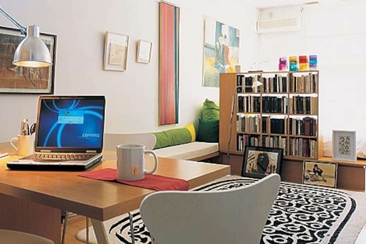 Un mueble modular se va transformando en su recorrido por este monoambiente para unificar el estilo y aprovechar metros al sumar funciones.