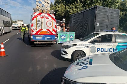 Un muerto en Panamericana producto de una colisión entre una moto y un camión a la altura de Pacheco, provincia de Buenos Aires